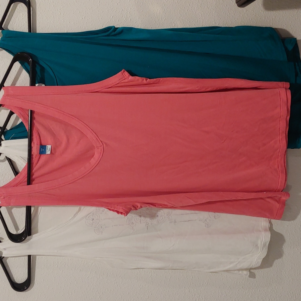 Old Navy Brand 3 pack of Tanks Size Medium - Picture 4 of 6